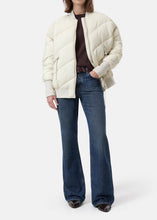 Load image into Gallery viewer, QUILTED JACKET | SHORTBREAD BEIGE CLOSED