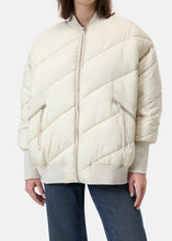 Load image into Gallery viewer, QUILTED JACKET | SHORTBREAD BEIGE CLOSED