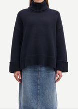 Load image into Gallery viewer, SAKEIKU TURTLENECK | SALUTE SAMSOE SAMSOE