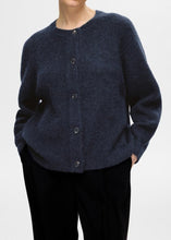 Charger l&#39;image dans la galerie, SLFLULU LS KNIT CARDIGAN | DARK SAPPHIRE SELECTED