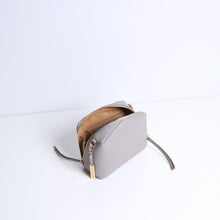 Load image into Gallery viewer, BLAKE CROSSBODY | TAUPE SMAAK