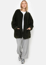 Load image into Gallery viewer, HANNAH TEDDY OVERSIZED JACKET | DARK GREEN AME