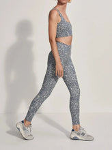 Load image into Gallery viewer, MOVE POCKET LEGGING HIGH 25&quot; | WATERCOLOUR STONE BLUE FLORAL VARLEY