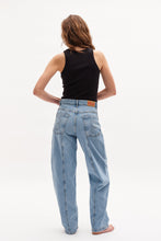 Load image into Gallery viewer, NO 02 JEANS | WASHED LIGHT BLUE