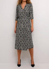 Charger l&#39;image dans la galerie, KADUNORA WRAP DRESS | BLACK/GREY GRAPHIC KAFFE