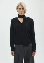 Load image into Gallery viewer, BRAVIA LONG-M BRAVANI SCARF | BLACK — vue portée — photo officielle MBYM
