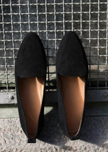 Load image into Gallery viewer, CAJSA SUEDE | BLACK FLATTERED