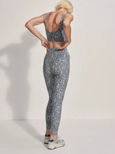Load image into Gallery viewer, MOVE POCKET LEGGING HIGH 25&quot; | WATERCOLOUR STONE BLUE FLORAL VARLEY