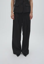 Load image into Gallery viewer, EMILI-M PANT | BLACK BROWN PINSTRIPE — vue portée — photo officielle MBYM