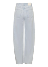 Load image into Gallery viewer, Gestuz Gzparwana Hw Barrel Jeans In Vintage Light Denim – back product view