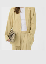 Load image into Gallery viewer, Gestuz Gzstacy Blazer In Pale Hay Melange – worn view