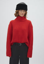 Load image into Gallery viewer, KEMINA-M HEVELYN KNIT | DEEP RED MIX — vue portée — photo officielle MBYM