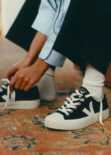 Load image into Gallery viewer, VEJA WATA II LOW CANVAS | BLACK PIERRE