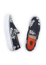 Load image into Gallery viewer, SLIP-ON 48 DECK ANAHEIM FACTORY | FLORAL NAVY