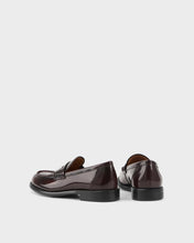 Load image into Gallery viewer, Vagabond LINN | DK RED — product view (6036-004-54)