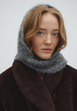 Load image into Gallery viewer, WRAPPI-M BRUSHY SCARF | MEDIUM GREY MELANGE — vue portée — photo officielle MBYM