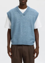 Load image into Gallery viewer, SLHRAI SL KNIT V-NECK RELAXED WAISTCOAT | BLUE MIRAGE MELANGEE SELECTED