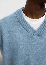 Load image into Gallery viewer, SLHRAI SL KNIT V-NECK RELAXED WAISTCOAT | BLUE MIRAGE MELANGEE SELECTED