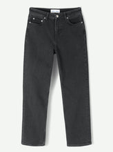 Charger l&#39;image dans la galerie, SAMSOE SAMSOE MARIANNERegular-fit jeans with high waist, straight leg shape and a cropped length. Made in organic cotton black denim with comfort-stretch which creates a better fit.  Organic cotton