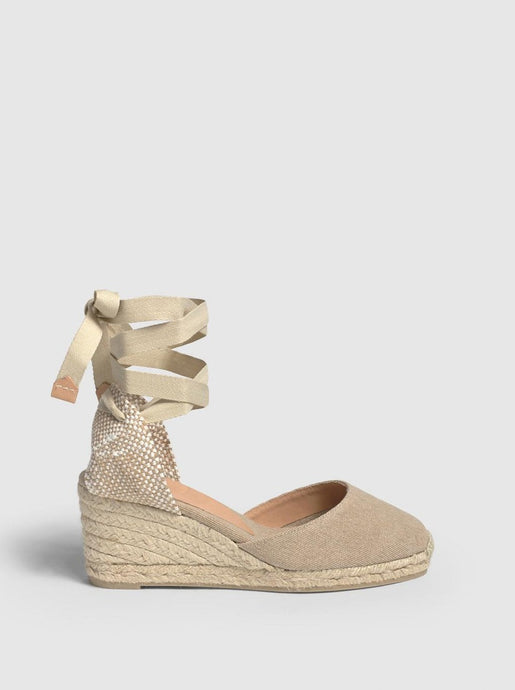 Wedge espadrille made of cotton canvas. design with crossed straps from Castaner. Carina sand.