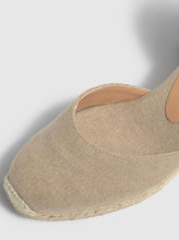 Charger l&#39;image dans la galerie, Wedge espadrille made of cotton canvas. design with crossed straps from Castaner. Carina sand.