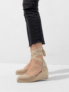 Wedge espadrille made of cotton canvas. design with crossed straps from Castaner. Carina sand.