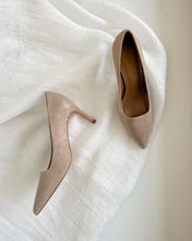 Load image into Gallery viewer, CHARLIE SUEDE PUMP | SAND FROM FLATTERED
