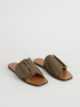 Load image into Gallery viewer, CECI FLAT SANDALS | KHAKI BROWN